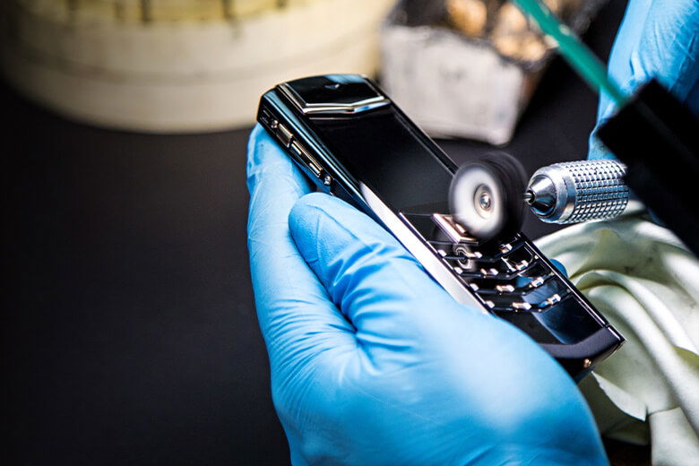 Vertu Signature V Alligator Navy Blue 12 Bàn phím được chiếu sáng từ bên cạnh với những thấu kính tí hon nằm phía dưới.