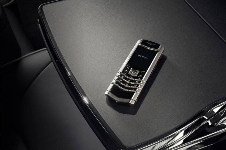Vertu Signature V Black And White Ceramics