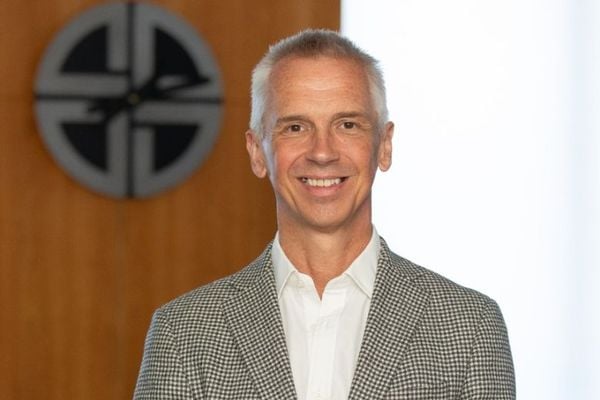 hutch hutchison 4 didongviet 78488f21819442f3bc8b403531f465a8 grande 1