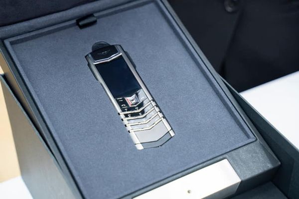 chất liệu titanium của điện thoại Vertu