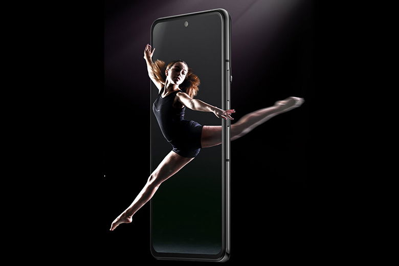 Mặt trước của iVERTU Himalaya Happy Diamond 18K Gold được thiết kế màn hình cảm ứng với tấm nền OLED 6.67 inch với độ hân giải FHD+ (1080x2400 pixels)