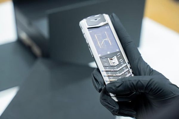 chất liệu titanium của điện thoại Vertu