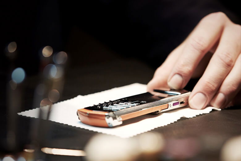 Vertu Signature V Alligator Navy Blue 13 điện thoại còn phải trải qua gần 100 cuộc kiểm nghiệm nghiêm ngặt bảo đảm sự hoàn hảo tuyệt đối trước khi ra khỏi nhà máy.