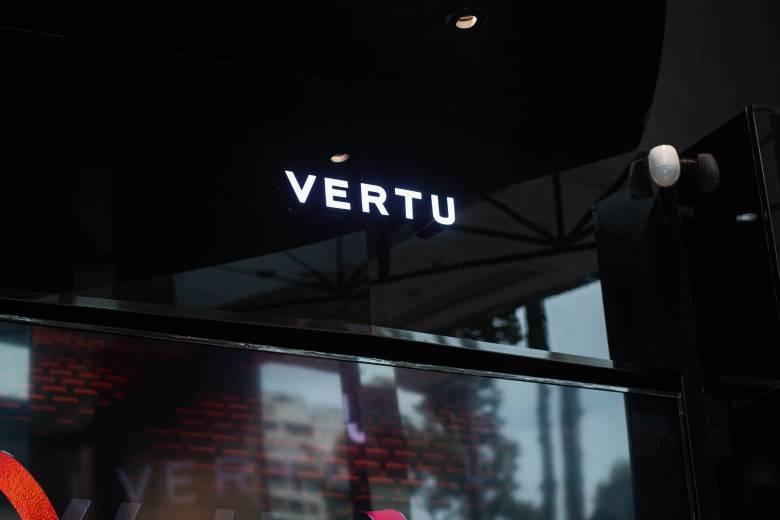 Chọn mua điện thoại Vertu chính hãng để tránh