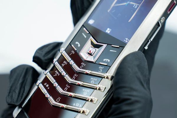 chất liệu titanium của điện thoại Vertu