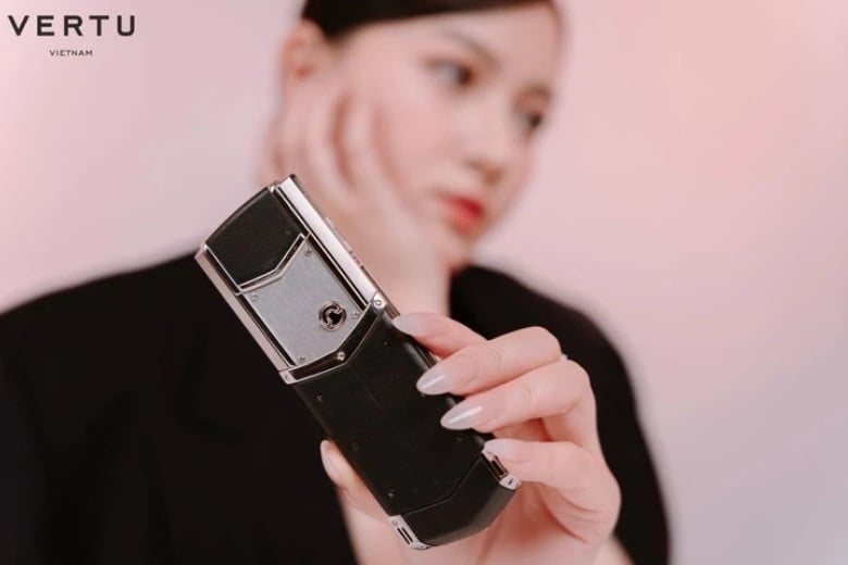 tu signature v 4g vertu dat nhat 2025 664957f9272b4cb38cd4911a4af85aa6 2 1