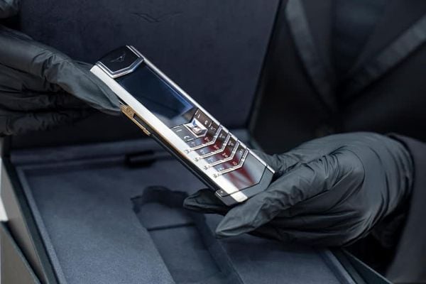 chất liệu titanium của điện thoại Vertu