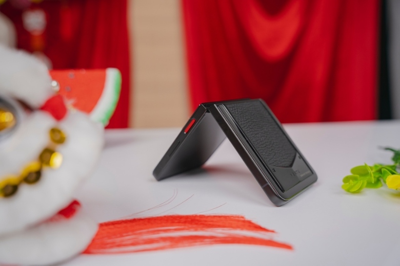 Vertu Iron Flip bản lề gập chắc chắn