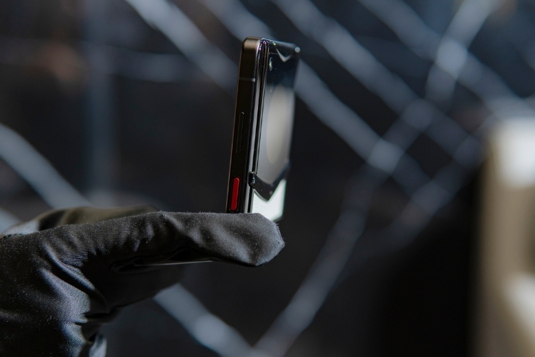 Vertu Iron Flip giá bán chính hãng 