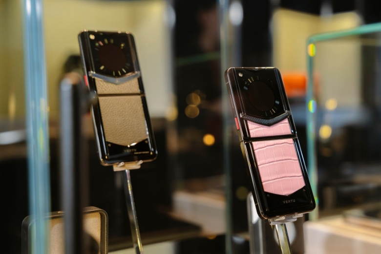 Vertu Iron Flip pin 4310mAh sạc nhanh 65W