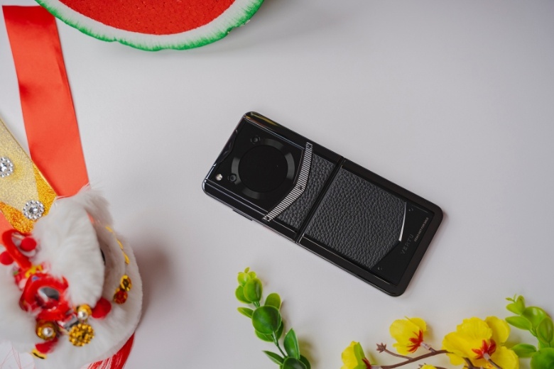 Vertu Iron Flip thiết kế xa xỉ với kính sapphire 