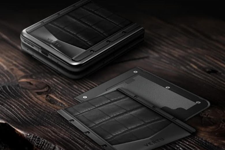 Vertu Quantum Flip Black Twill Carbon Fiber