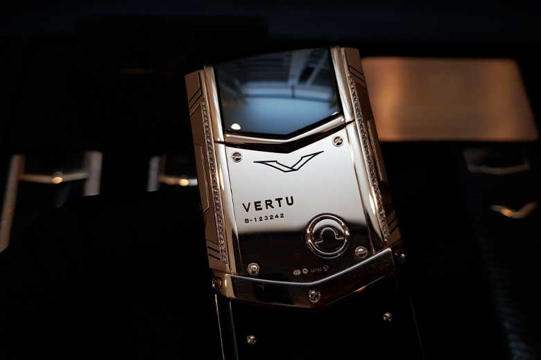 Vertu Signature V Pure Black Full Gold 9 Sử dụng những chất liệu xa hoa, cao cấp