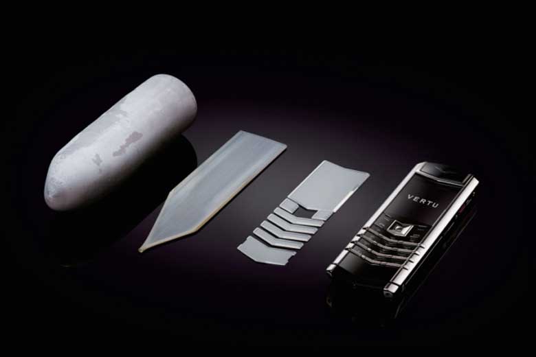 Vertu Signature V Pure Black Full Gold 10 Sử dụng những chất liệu xa hoa, cao cấp