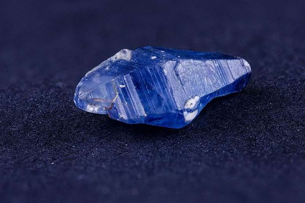 chat lieu da sapphire cua dien thoai vertu didongviet 1 33eeced88c764fd489d434e521b3498a grande 1