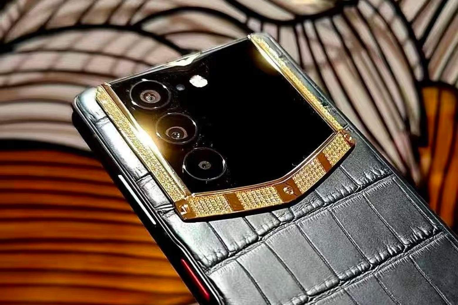 Trên tay Vertu AlphaFold: Kỳ quan công nghệ gập cho kỷ nguyên trí tuệ nhân tạo 1 Vertu Alphafold Chinh Hang Thiet Ke Vertuvietnam