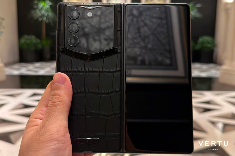 Đánh giá Vertu AlphaFold: Khi công nghệ gập gặp nghệ thuật chế tác xa xỉ 7 Vertu Alphafold Thiet Ke Mat Lung
