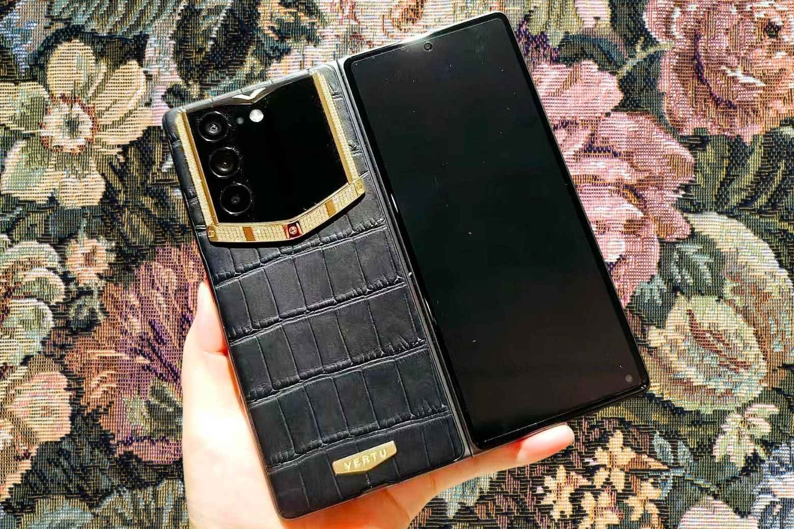 Trên tay Vertu AlphaFold: Kỳ quan công nghệ gập cho kỷ nguyên trí tuệ nhân tạo 9 Vertu Alphafold Man Hinh Phu Vertuvietnam