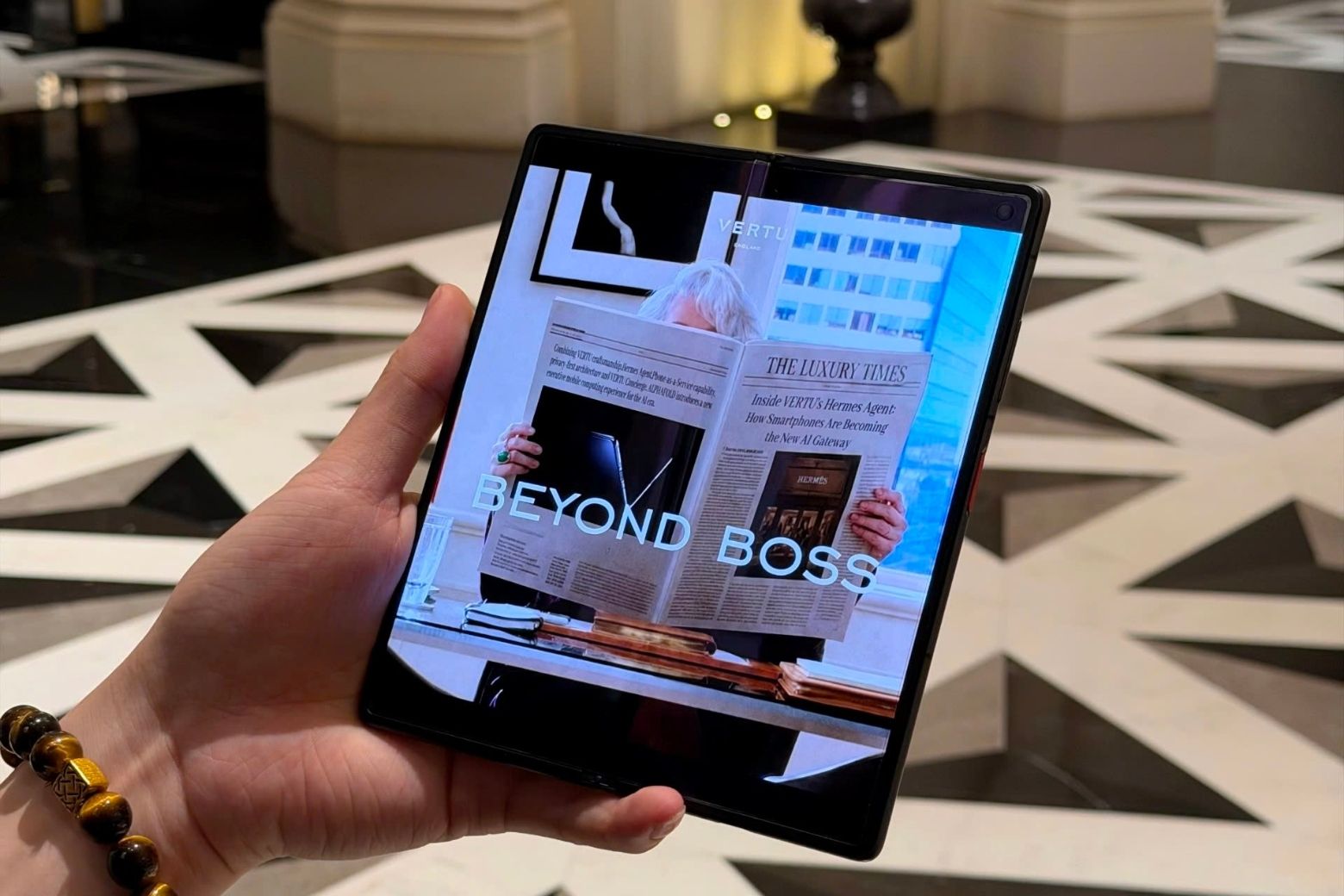 Trên tay Vertu AlphaFold: Kỳ quan công nghệ gập cho kỷ nguyên trí tuệ nhân tạo 2 Vertu Alphafold Man Hinh Vertuvietnam