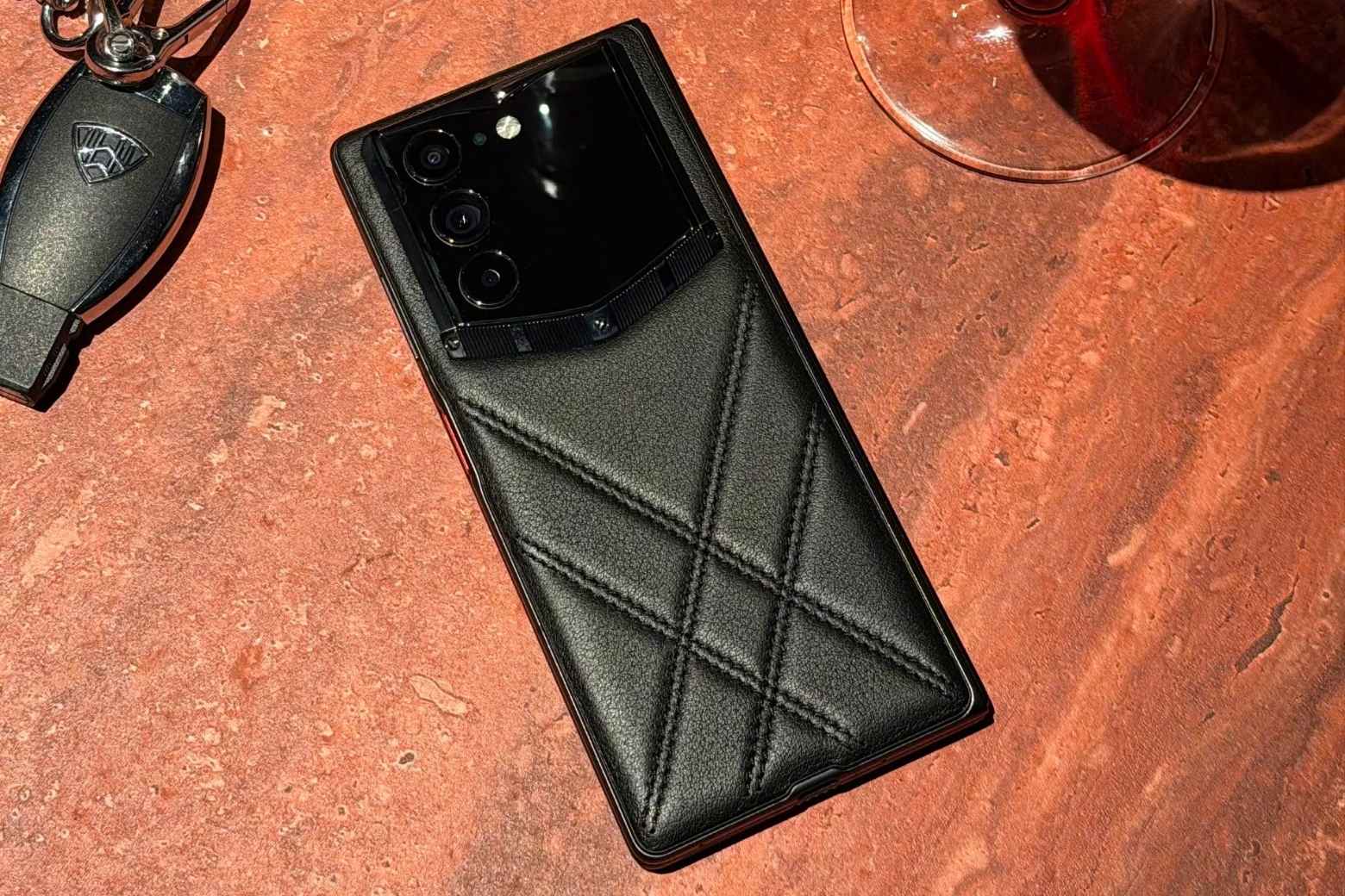 Trên tay Vertu AlphaFold: Kỳ quan công nghệ gập cho kỷ nguyên trí tuệ nhân tạo 7 Vertu Alphafold Mat Sau Vertuvietnam