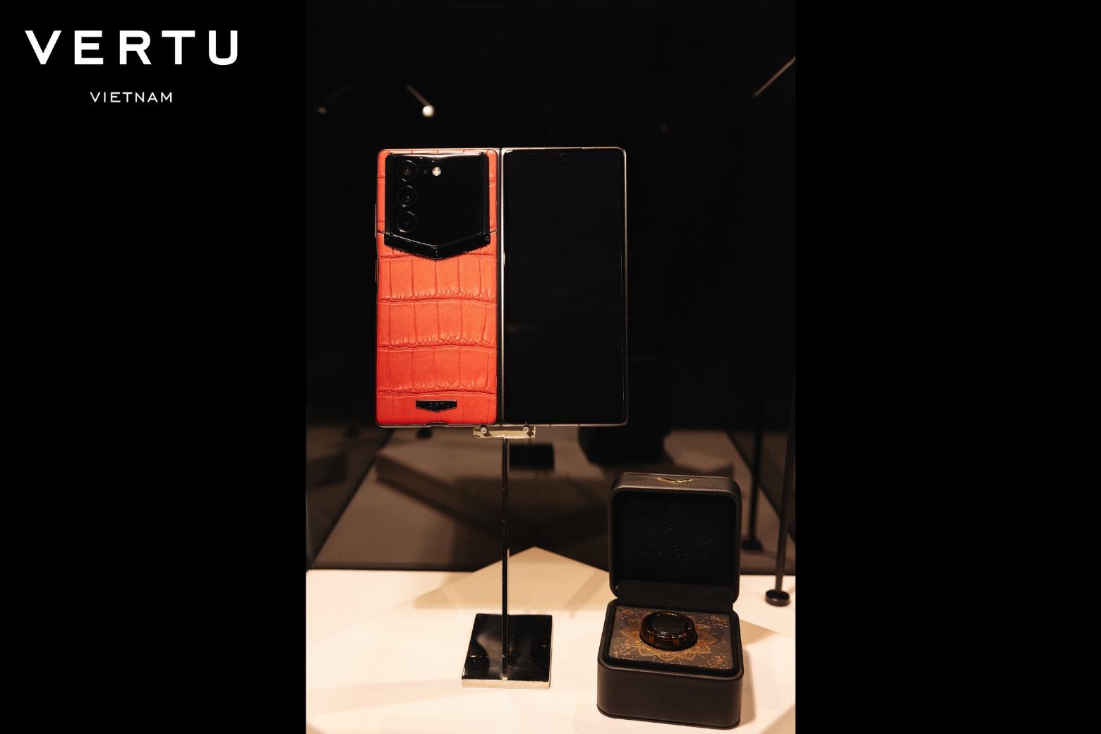 Sự kiện Vertu AlphaFold ra mắt tại Việt Nam 9.8: Trải nghiệm smartphone gập xa xỉ thế hệ mới cùng trợ lý AI Hermes 5 Alphafold The Private Chapter 9 8 Vertu Vietnam Booth 1