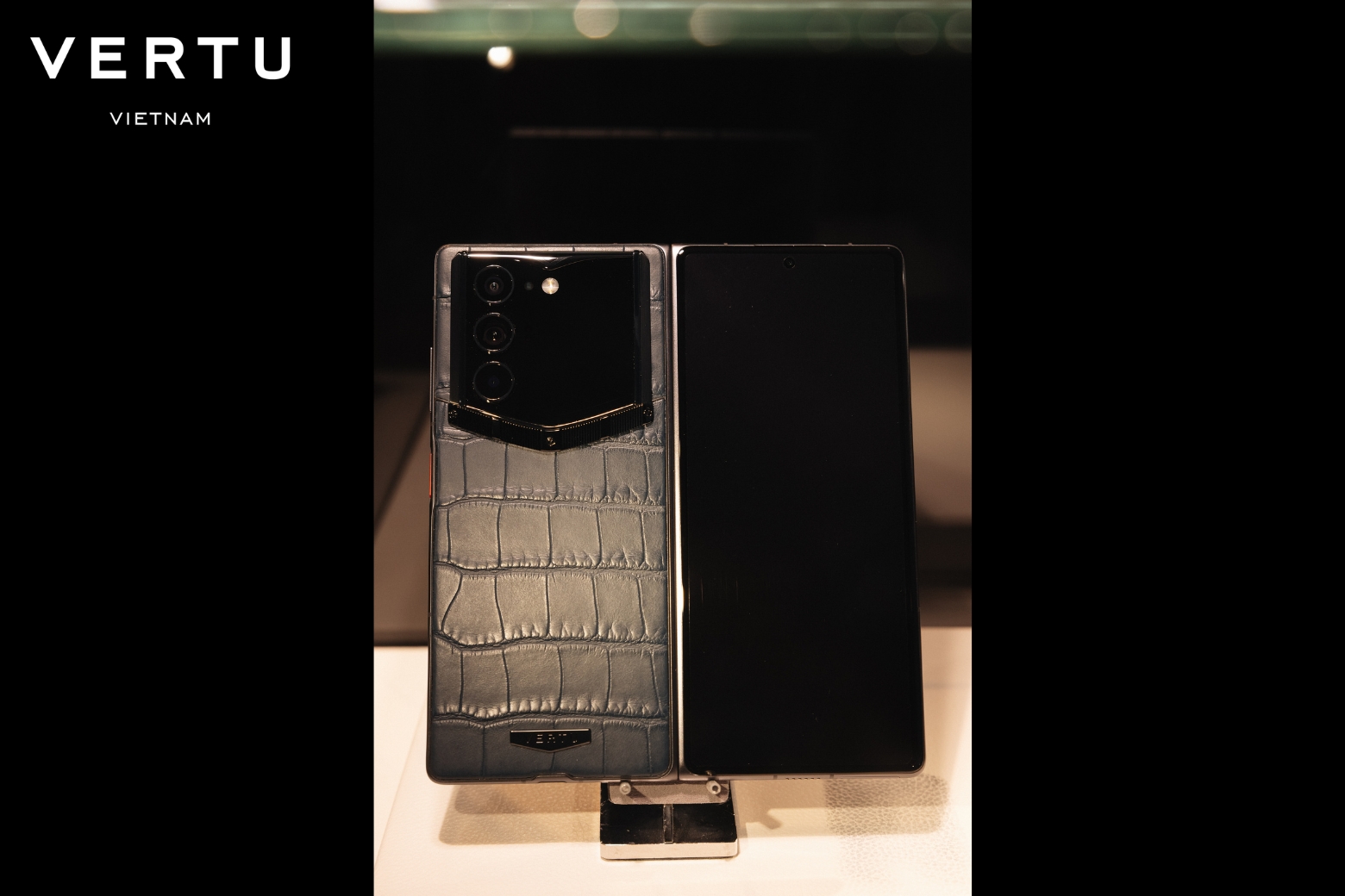 Sự kiện Vertu AlphaFold ra mắt tại Việt Nam 9.8: Trải nghiệm smartphone gập xa xỉ thế hệ mới cùng trợ lý AI Hermes 2 Alphafold The Private Chapter 9 8 Vertu Vietnam Booth 2