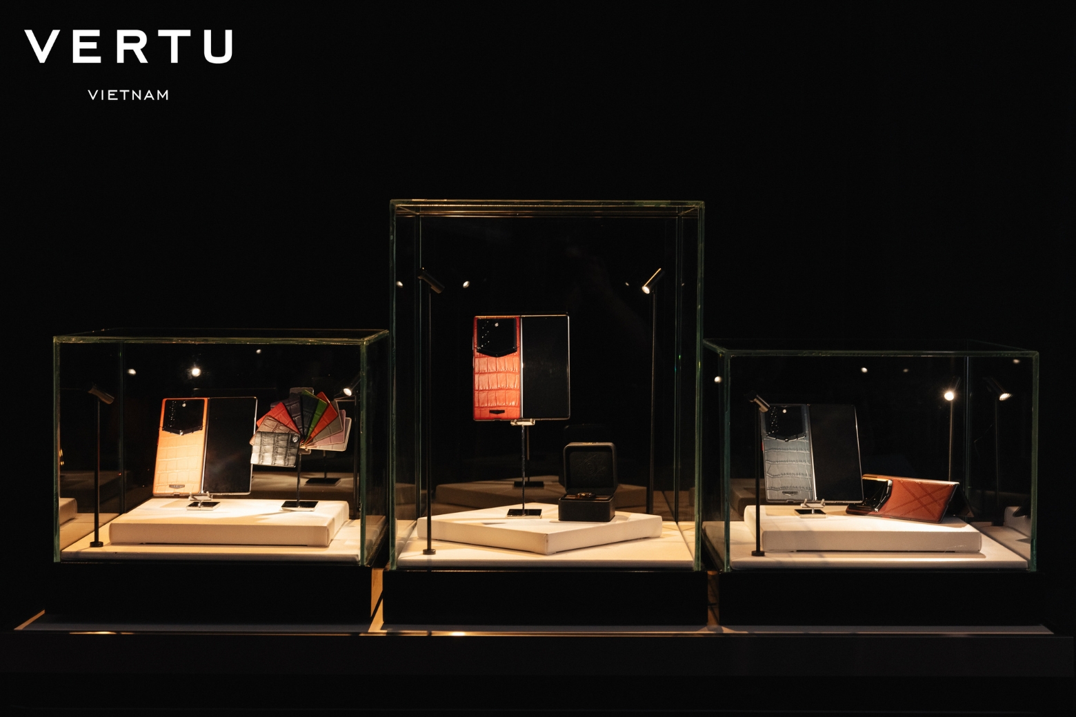 Sự kiện Vertu AlphaFold ra mắt tại Việt Nam 9.8: Trải nghiệm smartphone gập xa xỉ thế hệ mới cùng trợ lý AI Hermes 4 Alphafold The Private Chapter 9 8 Vertu Vietnam Booth 3