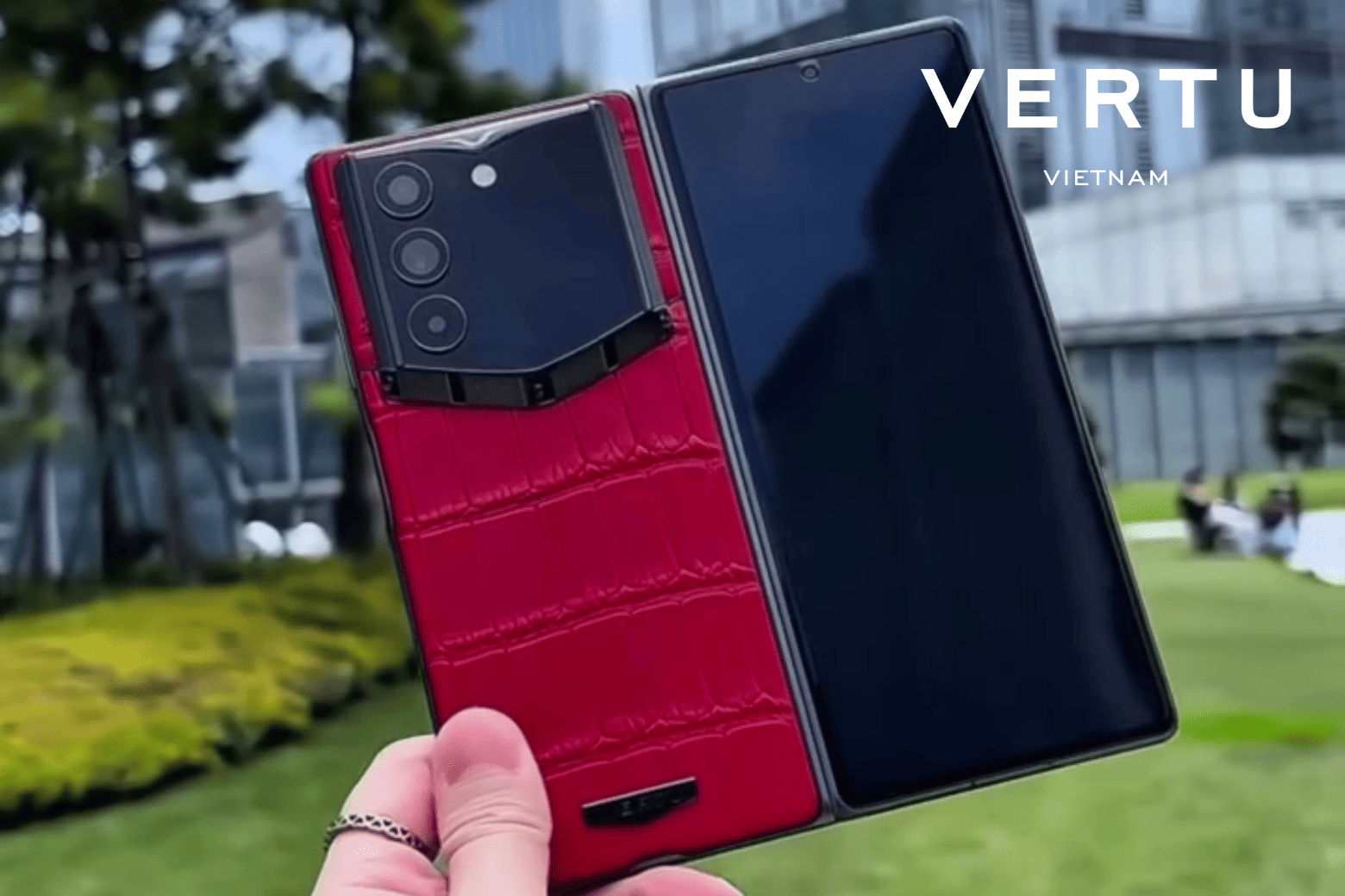Cận cảnh Vertu AlphaFold: Chất liệu cao cấp và trải nghiệm thực tế 5 Can Canh Vertu Alphafold Tren Tay 2