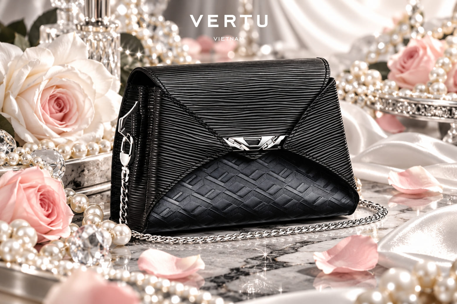 Quà tặng phụ kiện cao cấp cho nữ ngày 20/10: Gợi ý những lựa chọn tinh tế 4 Folded V Catena Crossbody Bag